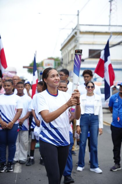 El grupo de baile folclórico y el batón ballet, ambos de Azua, pusieron la nota de alegría en la llegada de la antorcha de los XXV Juegos Centroamericanos y del Caribe Santo Domingo 200, y que se lleva a cabo como parte de la “Ruta Wiche García Saleta: la llama de los valores”.
