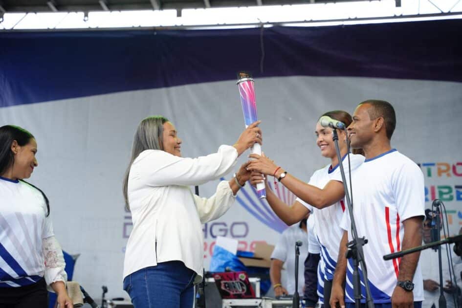 El grupo de baile folclórico y el batón ballet, ambos de Azua, pusieron la nota de alegría en la llegada de la antorcha de los XXV Juegos Centroamericanos y del Caribe Santo Domingo 200, y que se lleva a cabo como parte de la “Ruta Wiche García Saleta: la llama de los valores”.
