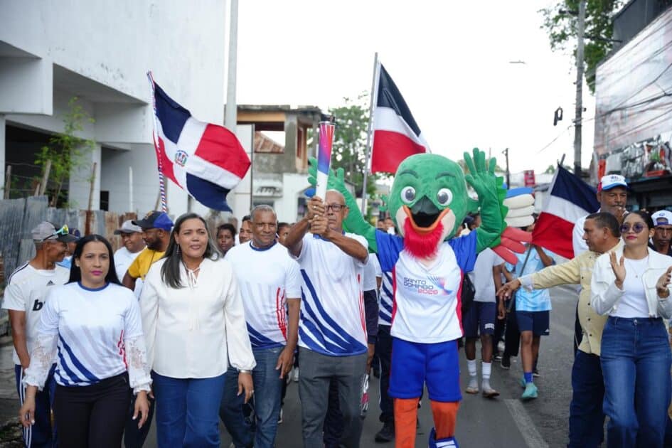 El grupo de baile folclórico y el batón ballet, ambos de Azua, pusieron la nota de alegría en la llegada de la antorcha de los XXV Juegos Centroamericanos y del Caribe Santo Domingo 200, y que se lleva a cabo como parte de la “Ruta Wiche García Saleta: la llama de los valores”.