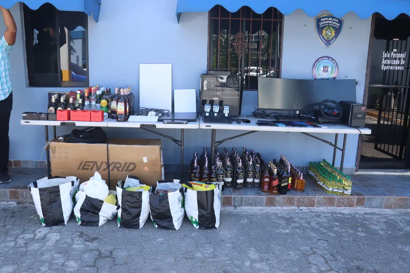 Autoridades arrestan hombre acusado de estafa electrónica mediante internet satelital en SDO