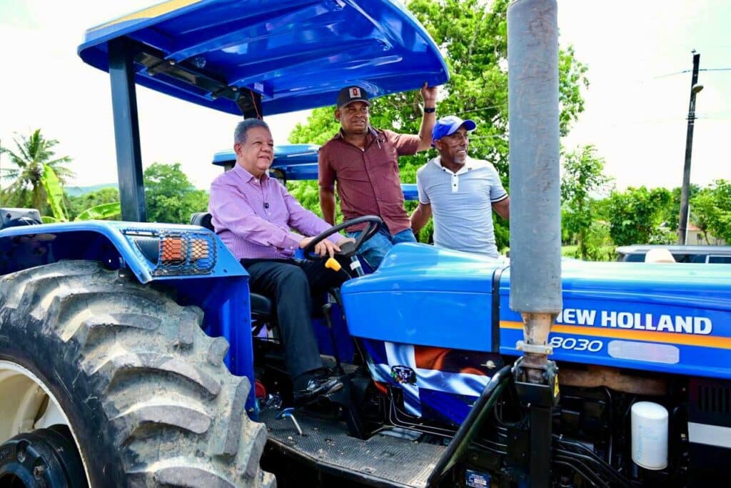 Leonel Fernández durante recorrido por Sánchez Ramírez.