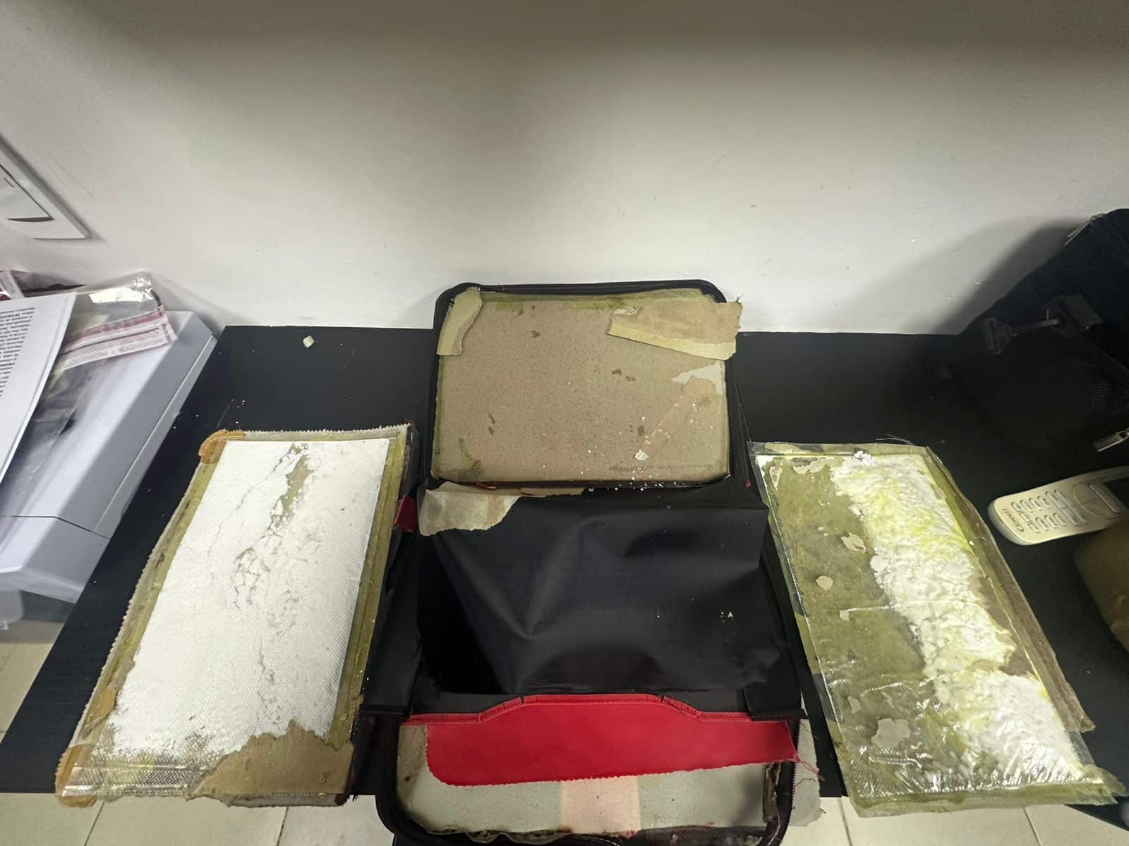 Carpetas con láminas de cocaína ocultas.