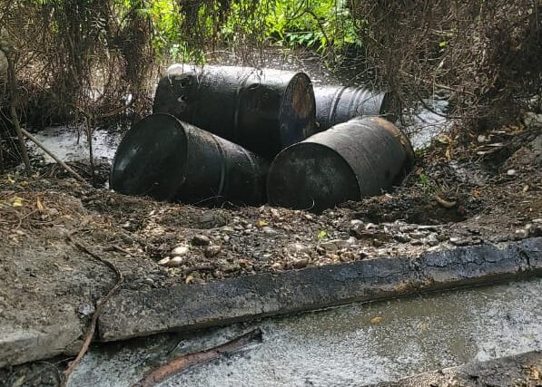 Desmantelan laboratorio clandestino de alcohol adulterado en Bahoruco