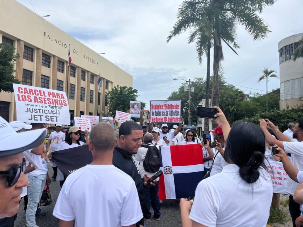 Llegada del Movimiento Justicia Jet Set al Palacio de Justicia de Ciudad Nueva.