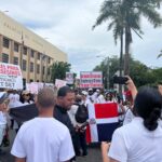 Llegada del Movimiento Jet Set de Justicia al Palacio de Justicia de Ciudad Nueva.