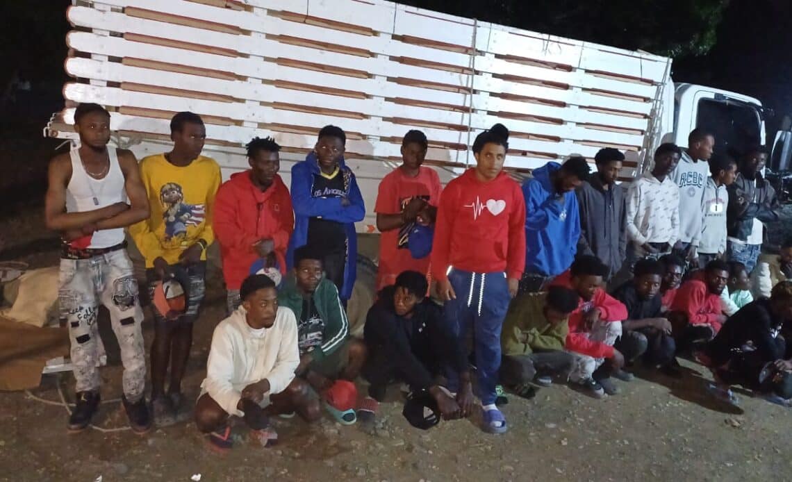 Autoridades detienen a 24 haitianos indocumentados ocultos en un camión en San Juan de la Maguana