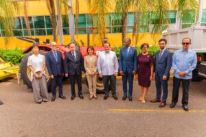 Gobierno recibe equipos de Japón para combatir sargazo