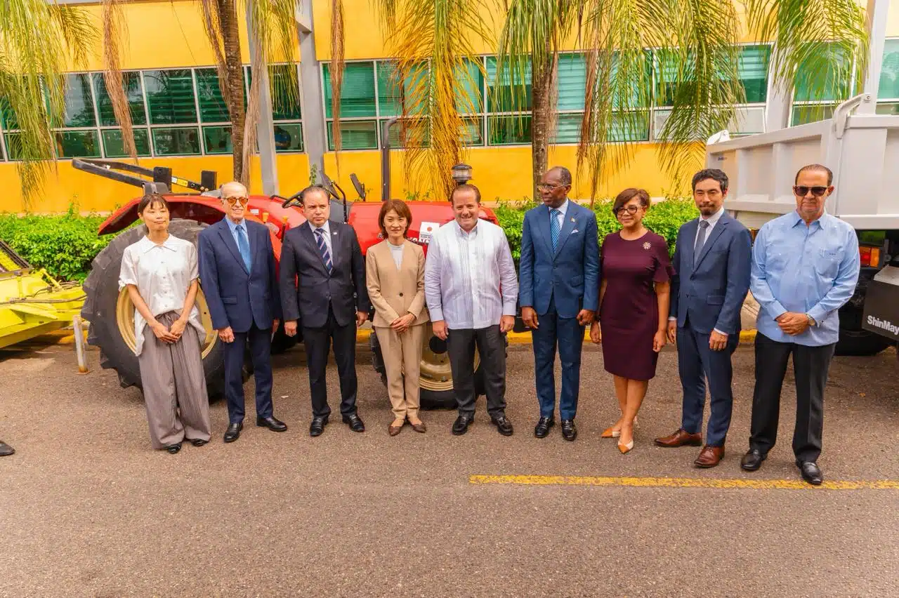 Gobierno recibe equipos de Japón para combatir sargazo