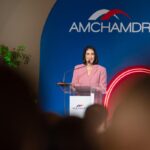Raquel Arbaje durante almuerzo empresarial de la Cámara Americana de Comercio de la República Dominicana (AMCHAMDR).