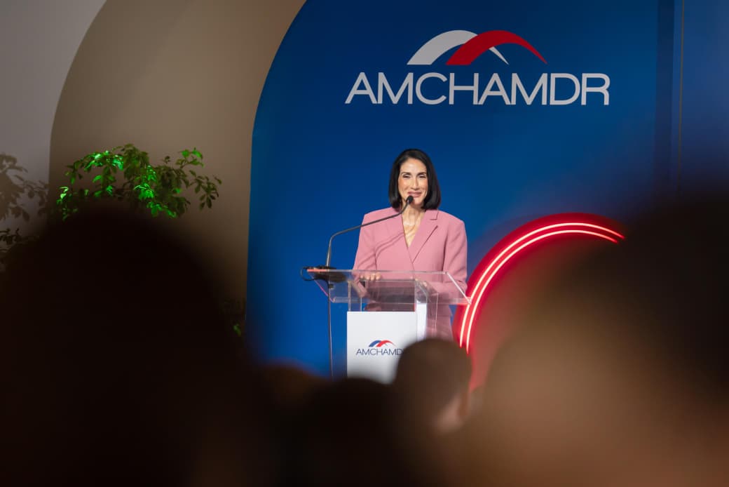 Raquel Arbaje durante almuerzo empresarial de la Cámara Americana de Comercio de la República Dominicana (AMCHAMDR).