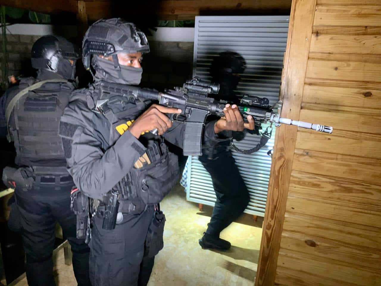 Miembros de la DNCD durante operativo.