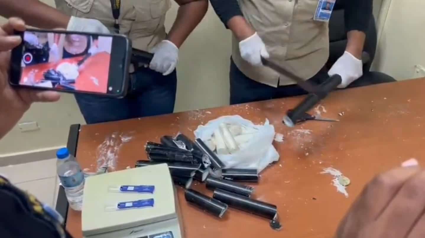 Autoridades incautan dos maletas con los tubos repletos de cocaína