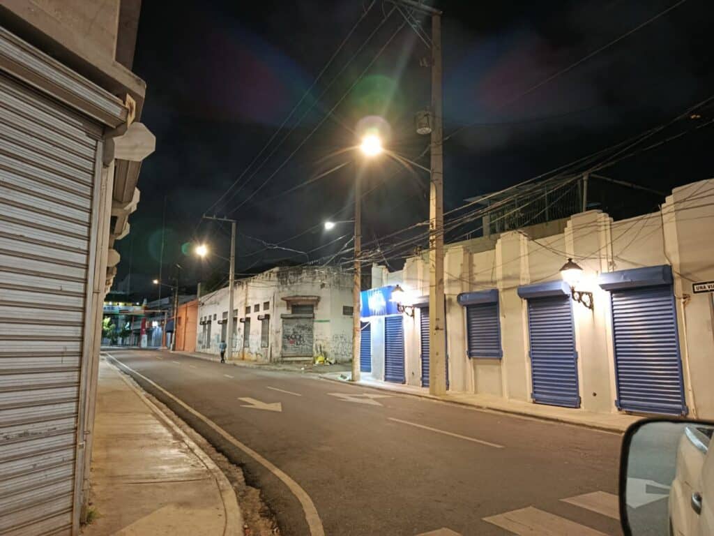 Edeeste refuerza iluminación pública de la Zona Colonial