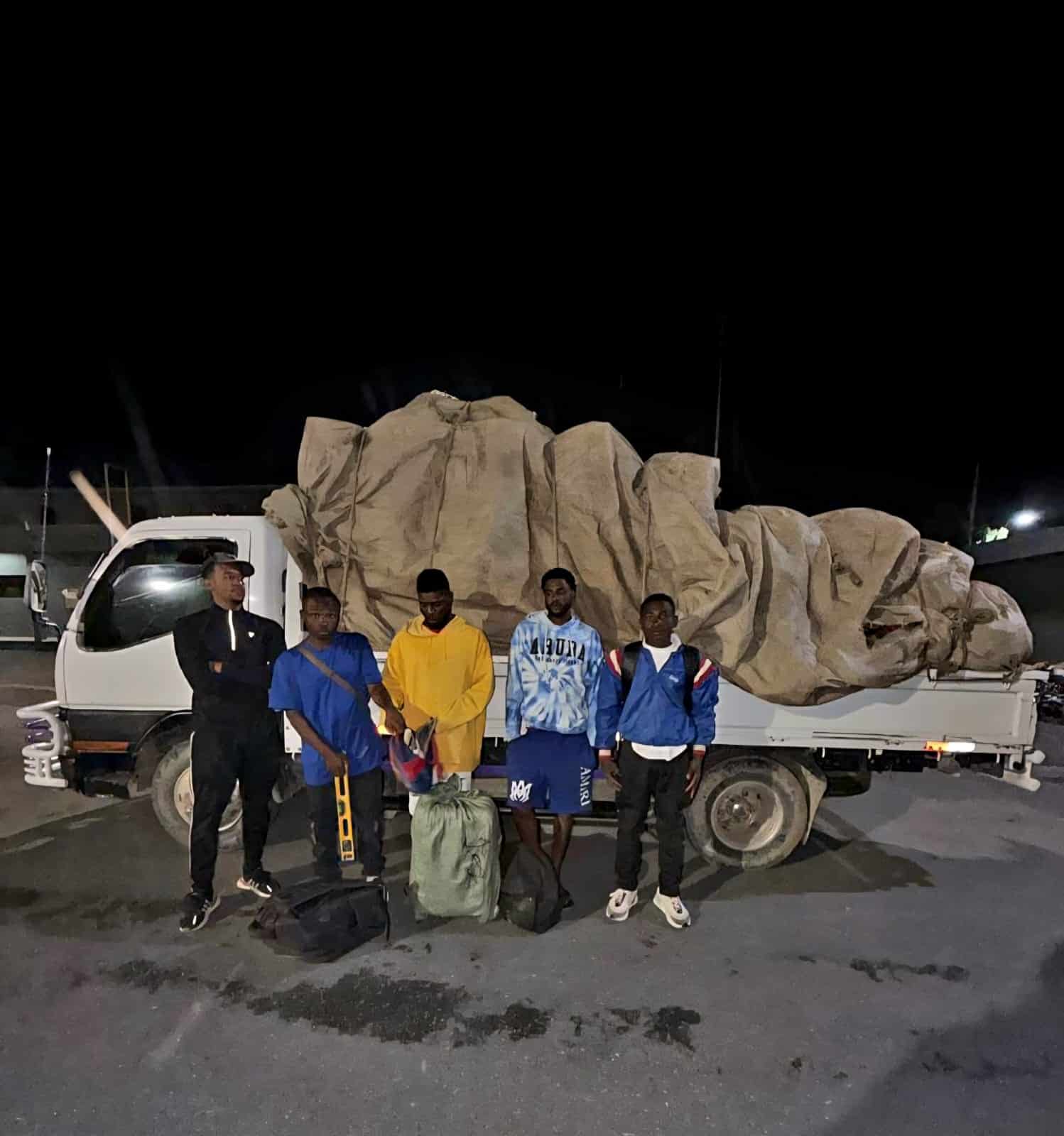 Detienen camión que transportaba haitianos indocumentados ocultos entre vegetales en Constanza