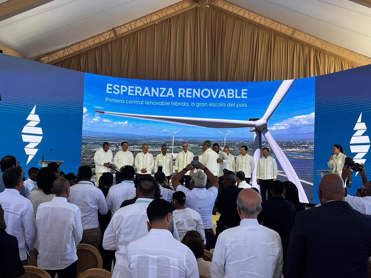 Inauguran la primera central renovable híbrida de gran escala en RD