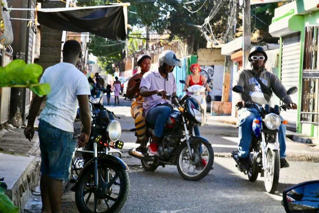 Motoristas circulando con pasajeros en la capital dominicana