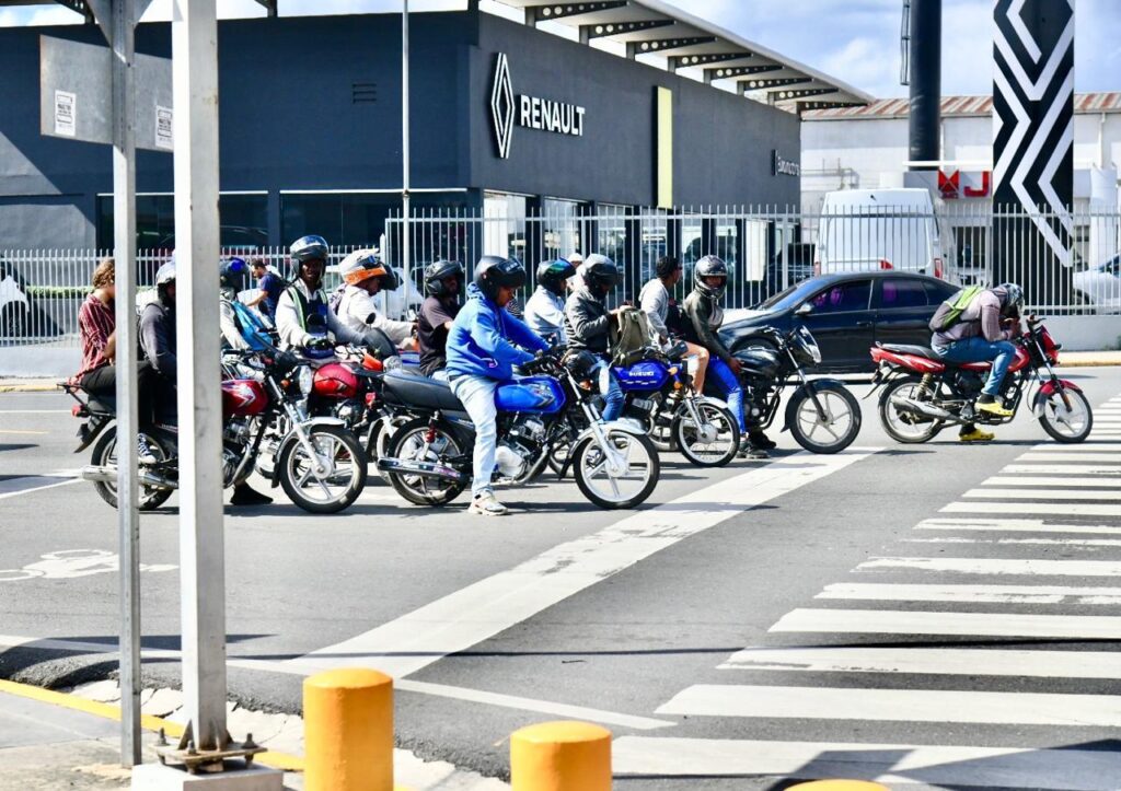Motoristas esperando cambio de semáforos en unas de las vías del Distrito Nacional.