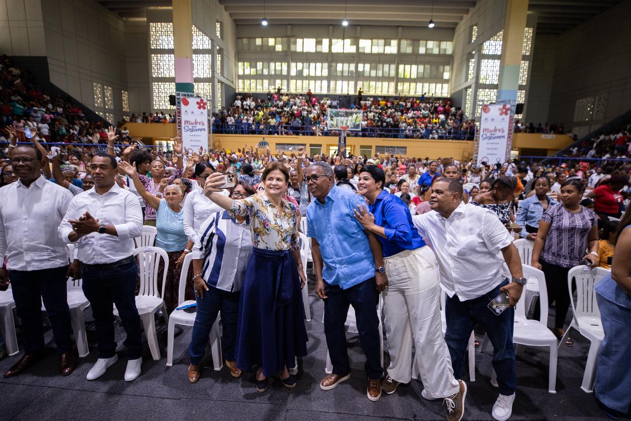Vicepresidenta socializa con cientos de mujeres durante jornada “Madres que Sostienen” en Barahona