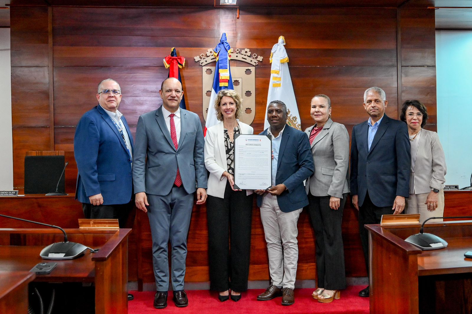Reconocimiento en Santiago a embajadora francesa Sonia Barbry