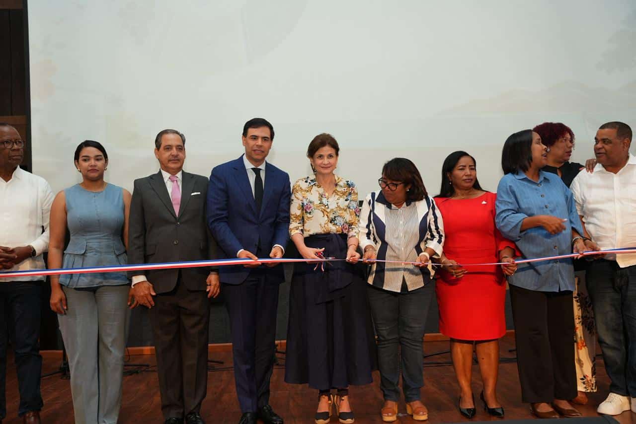 Raquel Peña y Roberto Ángel Salcedo realizan el corte de cinta del Primer Festival Cultural de la Región Enriquillo