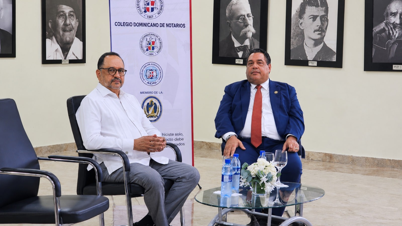 Consultor jurídico del Poder Ejecutivo, Antoliano Peralta Romero y el presidente del Colegio Dominicano de Notarios, Jhon Richard Paniagua / Karina Jiménez