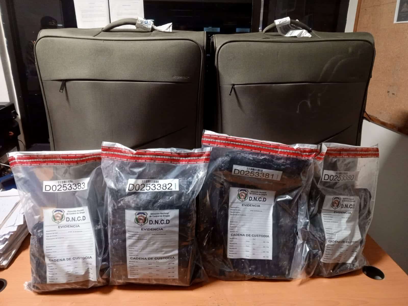 Arrestan en el AILA a mujer con presunta cocaína