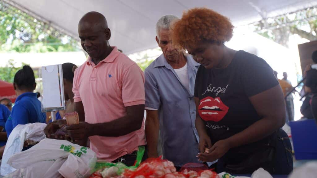 Ama de casa aprovecha los productos de feria “Inespre está de Madre” en Cristo Rey.
