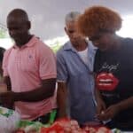 Ama de casa aprovecha los productos de feria “Inespre está de Madre” en Cristo Rey.