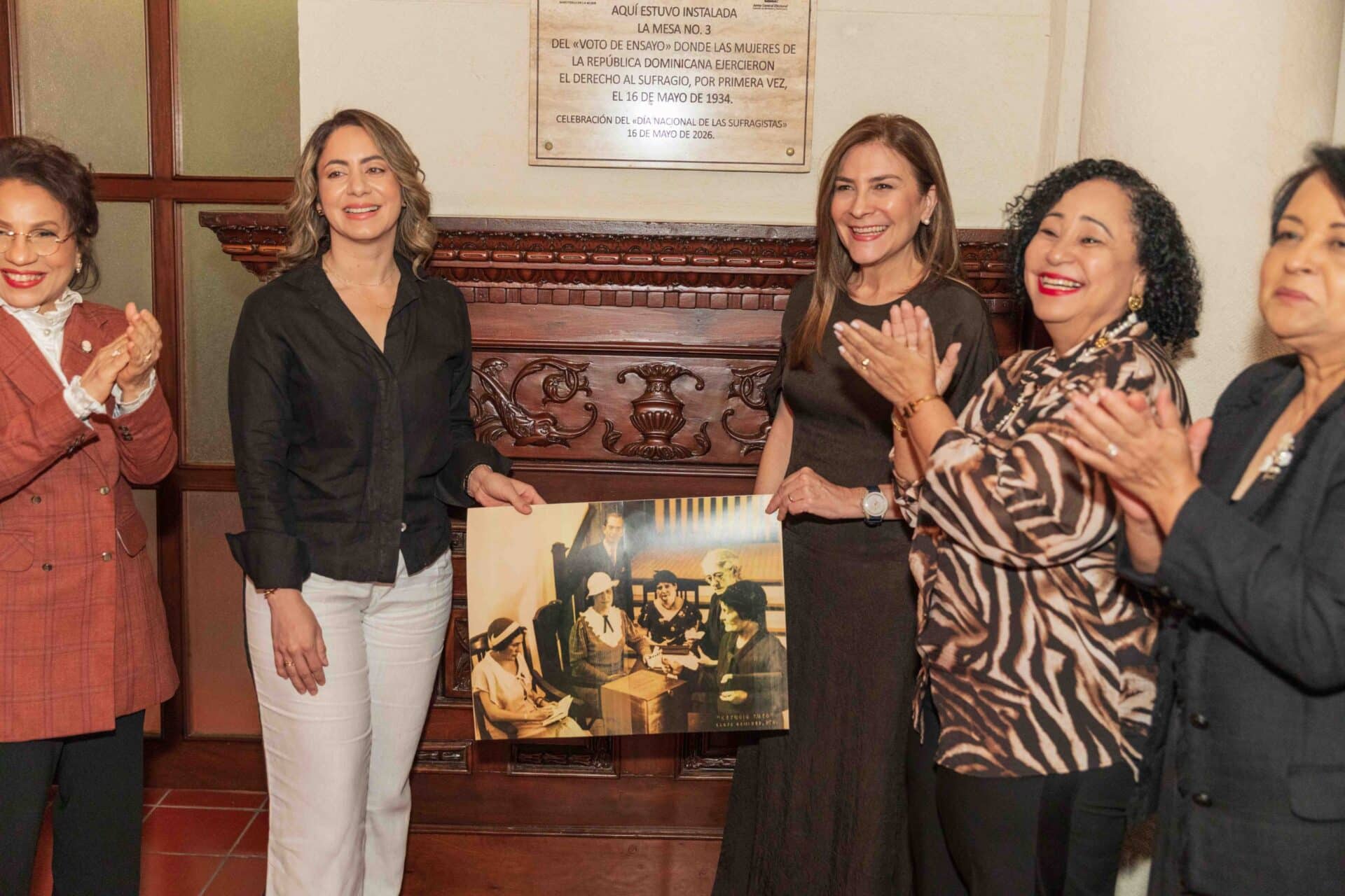La develación de esta tarja forma parte de la programación conmemorativa desarrollada por el Ministerio de la Mujer j