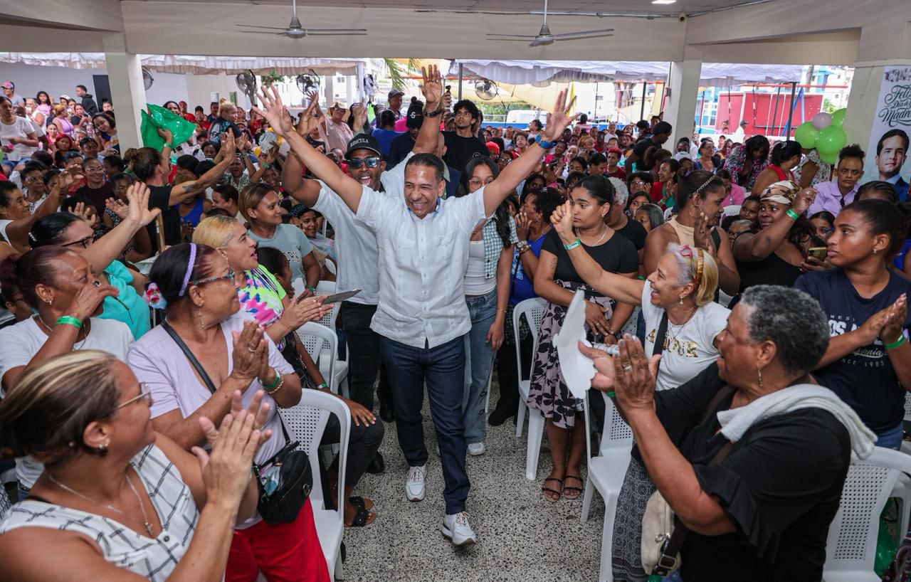 Pedro Jiménez realiza homenaje a madres de la circunscripción 2 del DN