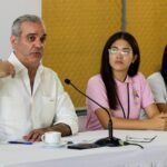 Luis Abinader ser reúne con estudiantes en Ocoa.