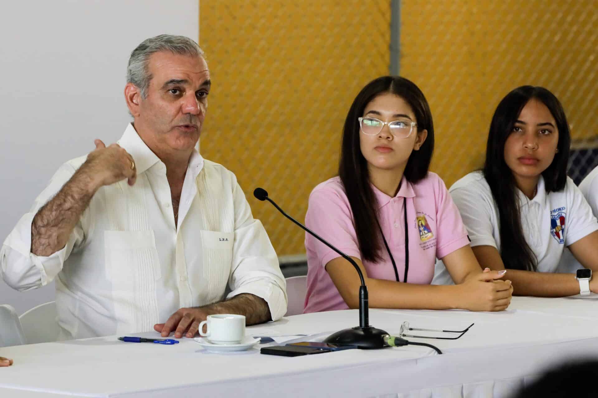 Luis Abinader ser reúne con estudiantes en Ocoa.