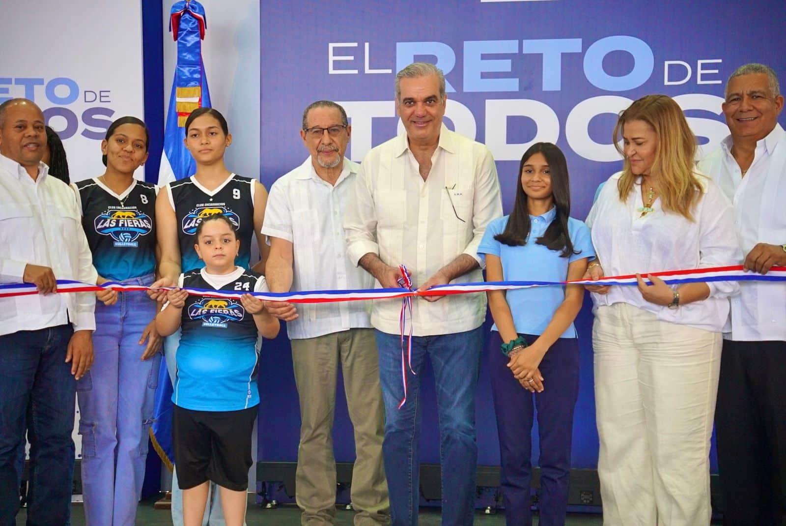 El presidente Luis Abinader acompañado de estudiantes y autoridades. (Fuente externa).
