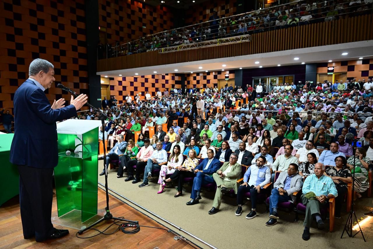 Leonel Fernández, el presidente de la FP reacciona al Gobierno.