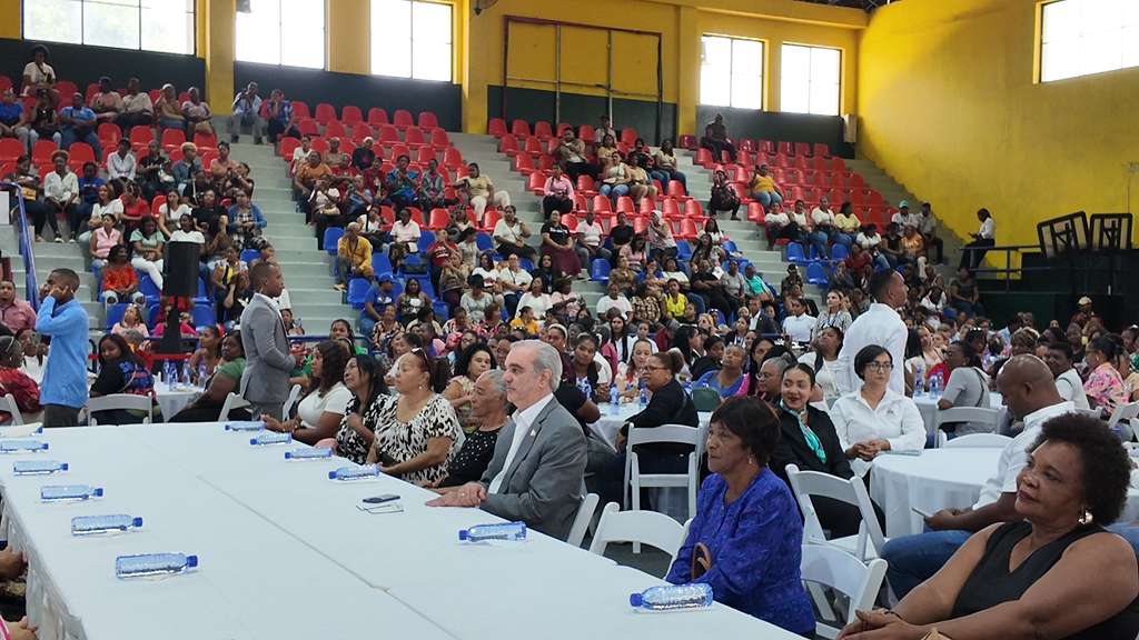 Luis Abinader inicia entrega de “El Cariñito” para beneficiar a un millón de madres dominicanas