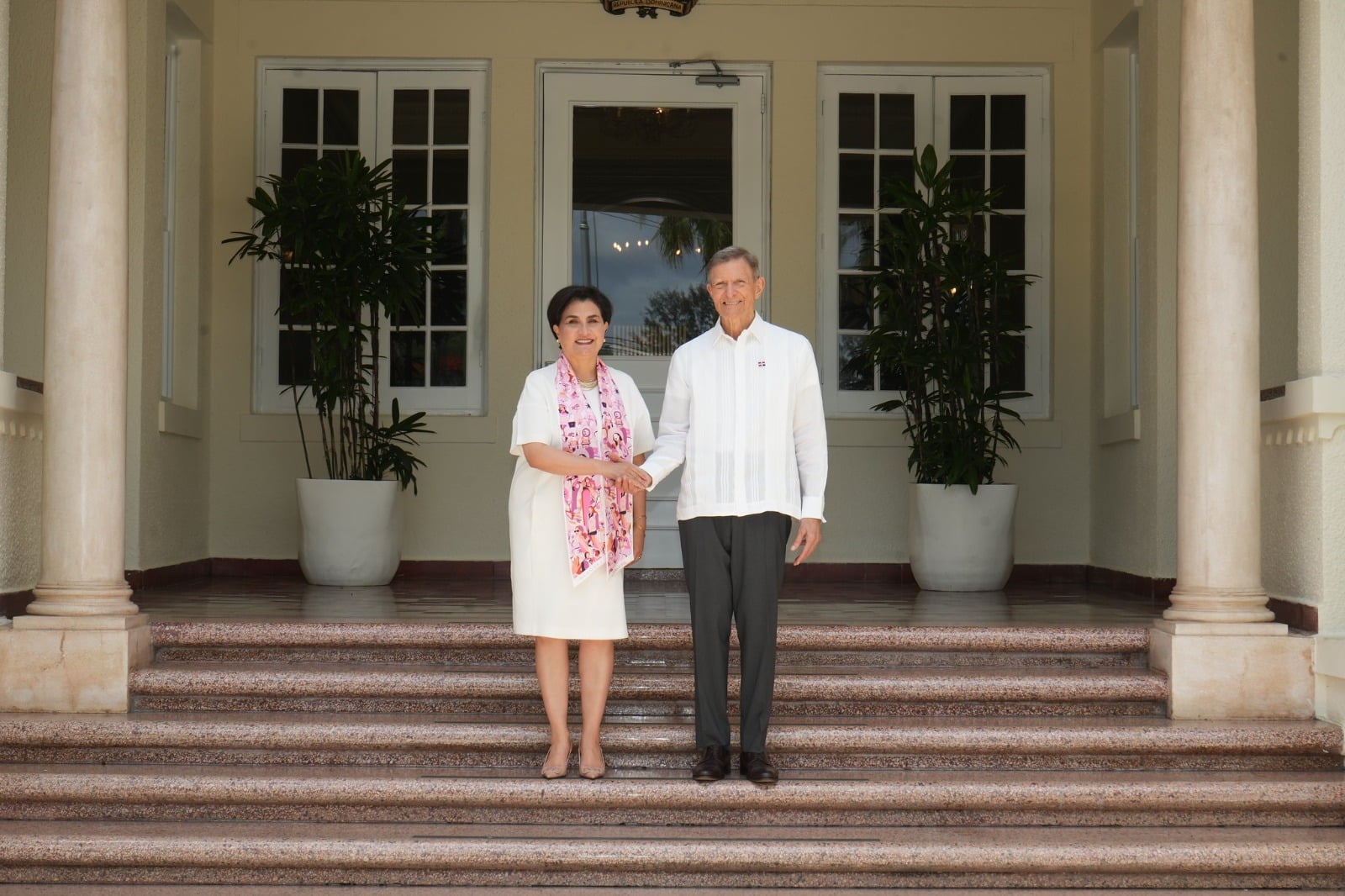 Cancilleres Gabriela Sommerfeld, de la República del Ecuador, y Roberto Álvarez, de República Dominicana.