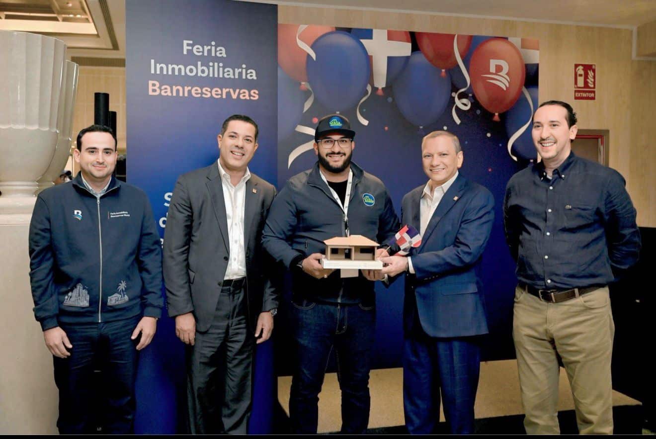 Wester Hernández, fundador y presidente de Tu Casa RD, recibe el reconocimiento
