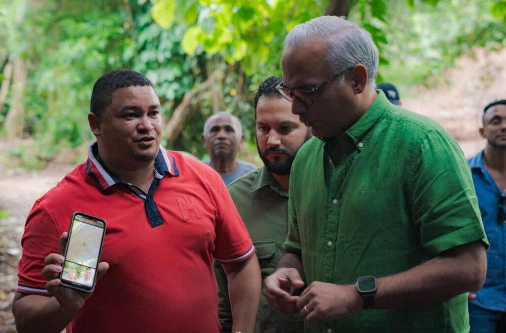 El ingeniero Jeffrey Infante, miembro de la Comisión Nacional de Infraestructura de la Fuerza del Pueblo, realizó una visita de observación a los puentes