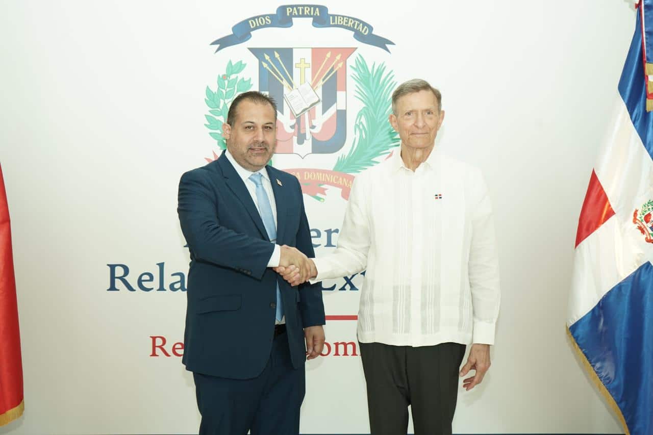 Canciller dominicano, Roberto Álvarez, y el ministro de Transporte y Aviación Civil de Trinidad y Tobago, Eli Zakour.