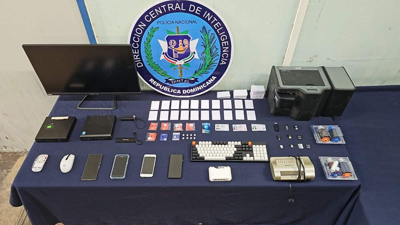 Desmantelan laboratorio de falsificación de documentos en Santiago