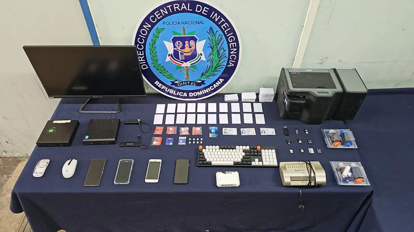 Desmantelan laboratorio de falsificación de documentos en Santiago
