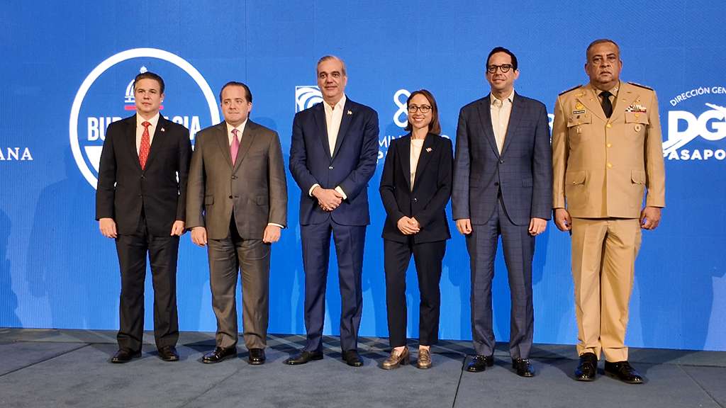 Gobierno presenta nuevo sistema digital de permiso de salida del menor; anuncian será gratis durante primeros 30 días
