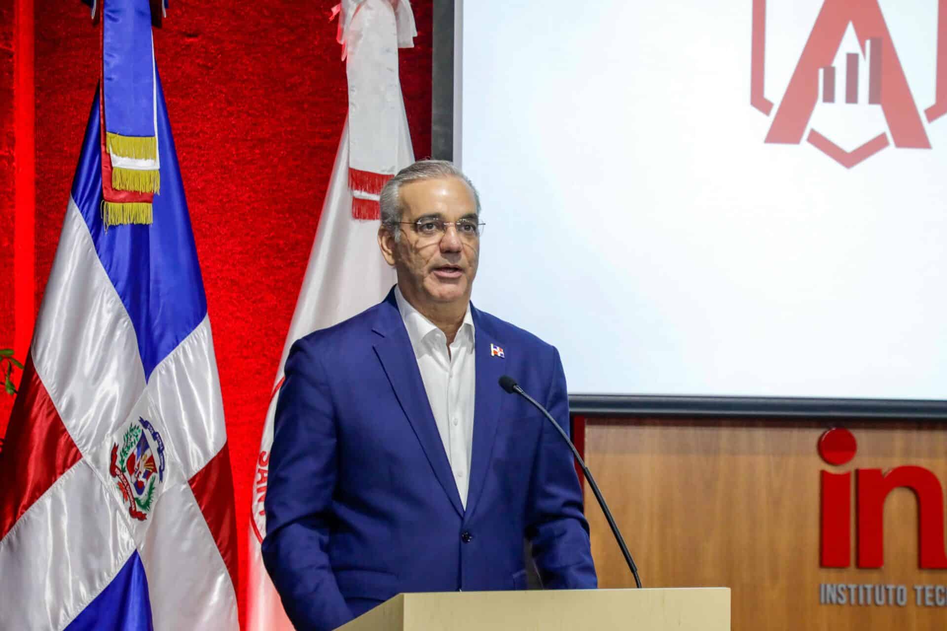 El presidente Luis Abinader inauguró el espacio "Aula Abierta de Economía" en Intec