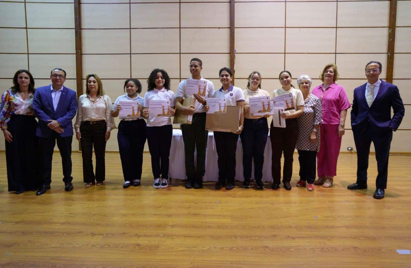 Reconocen a estudiantes ganadores de Ensayos por la Libertad