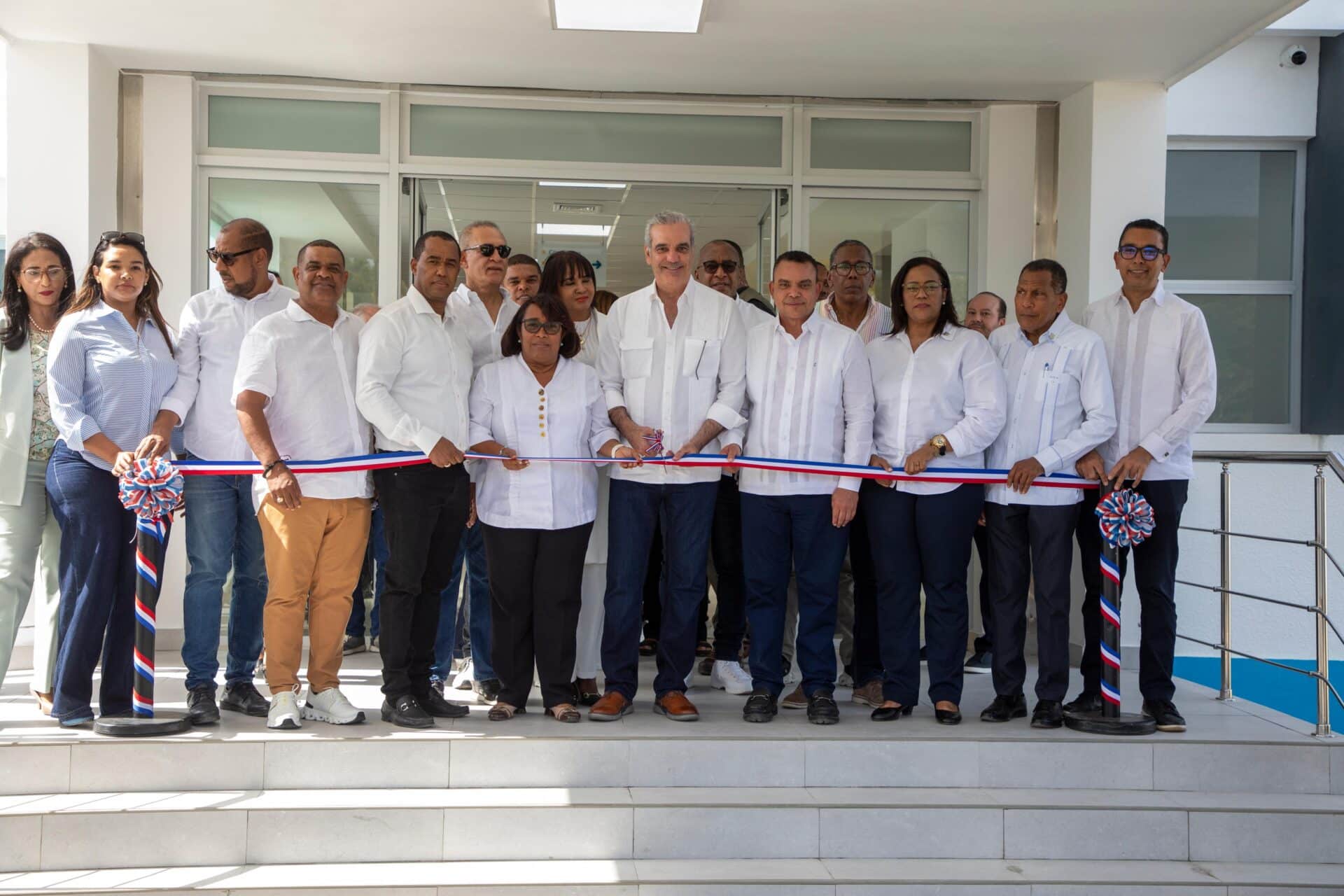 Luis Abinader encabeza inauguración de carretera en Barahona.