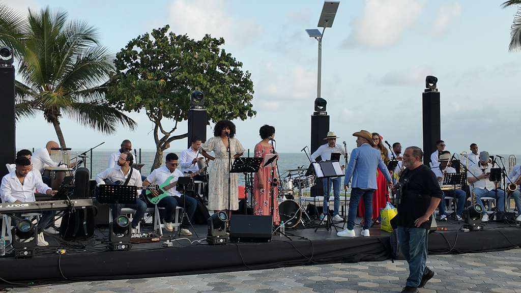 Big Band pone la música en homenaje a las madres en el Malecón de Santo Domingo.