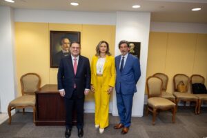 Yayo Sanz Lovatón acompañado con las autoridades de Trust of the Americas. (Panorama).