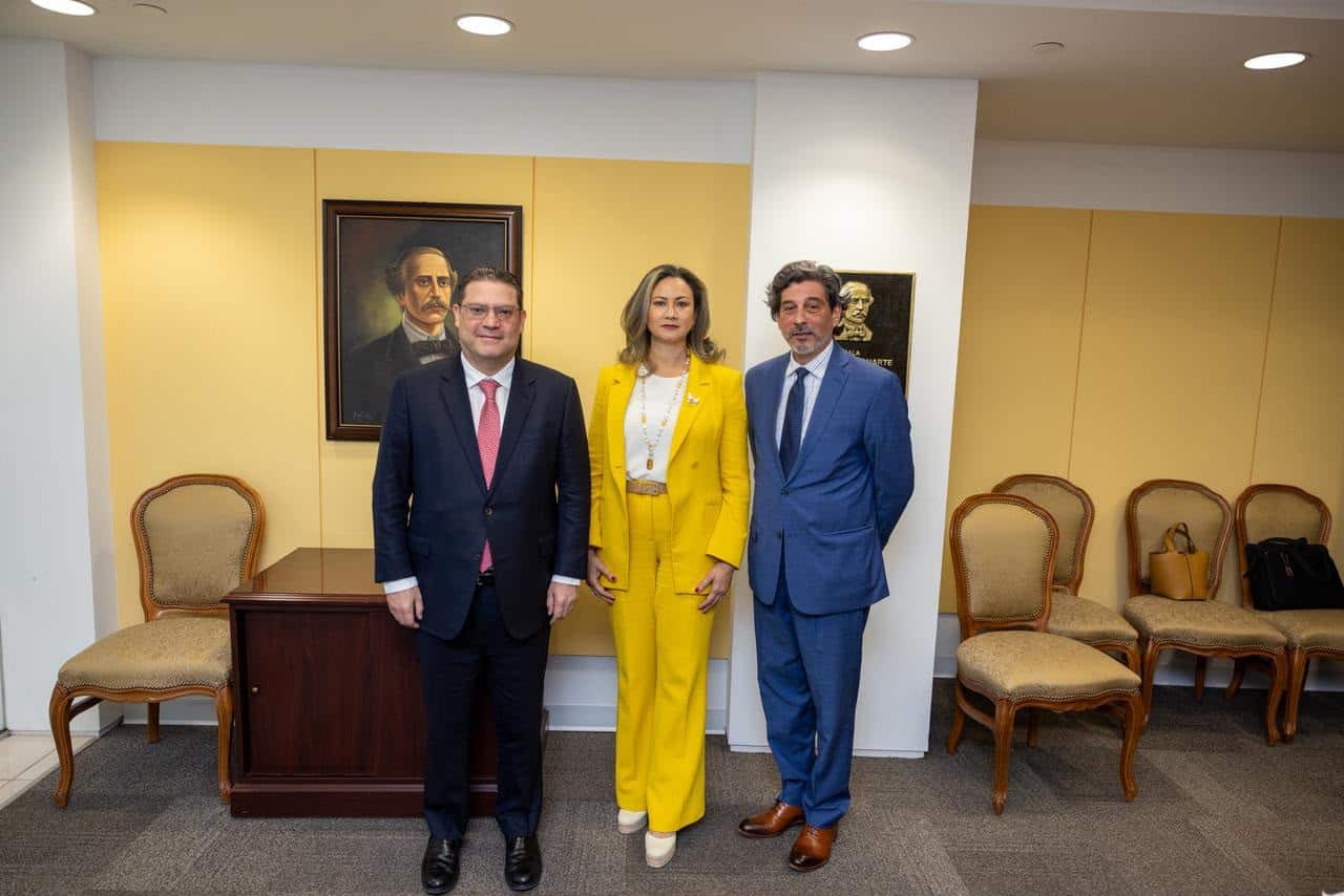 Yayo Sanz Lovatón acompañado con las autoridades de Trust of the Americas. (Panorama).