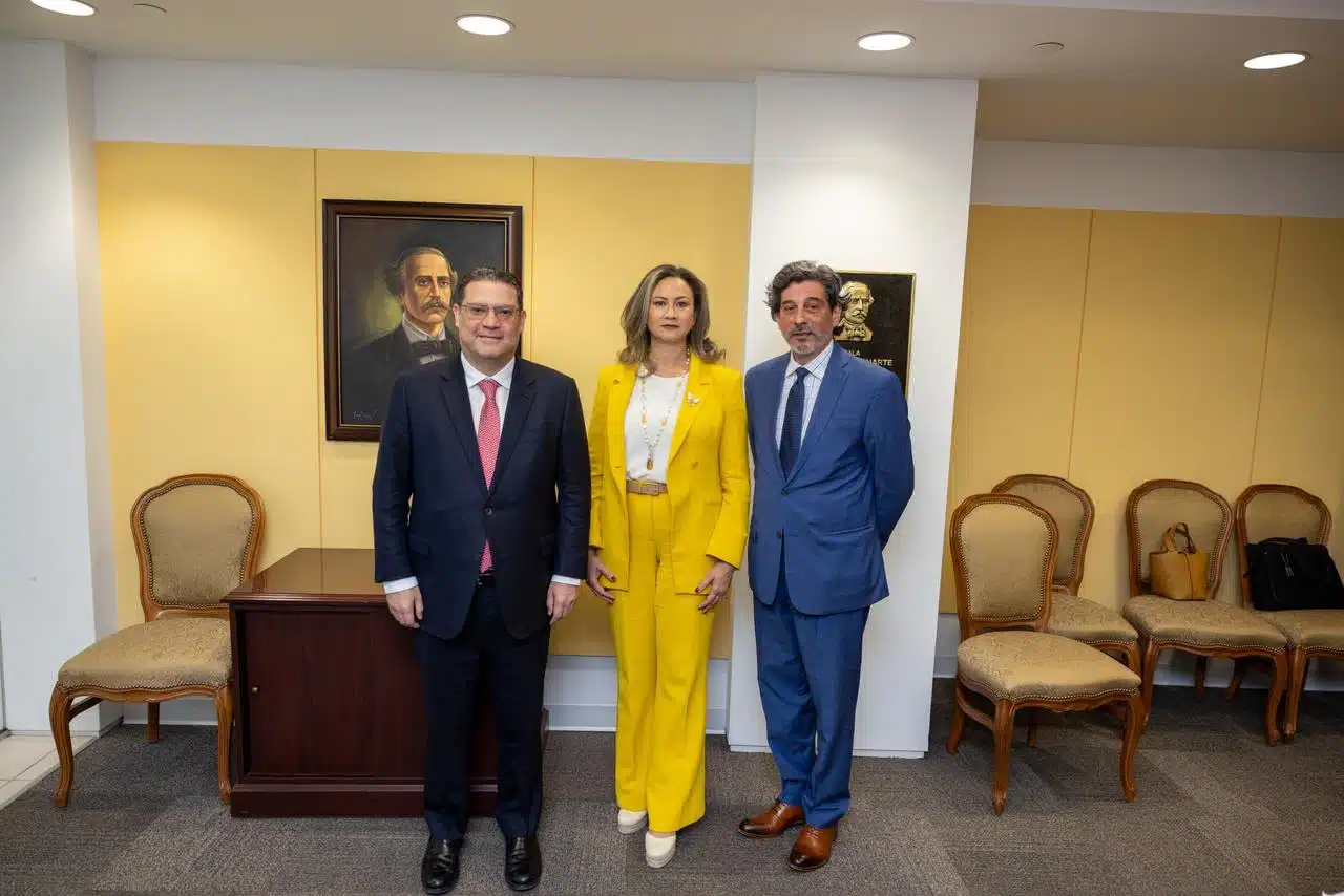Yayo Sanz Lovatón acompañado con las autoridades de Trust of the Americas. (Panorama).