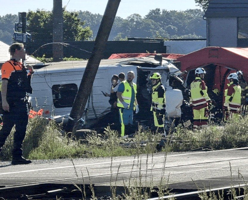 Varios muertos tras choque entre autobús escolar y tren en Bélica